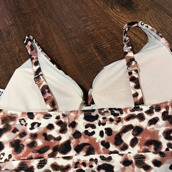 Time and Tru Cheetah Print
Tankini Swim Top Size S (4-6) - Picture 9 of 12